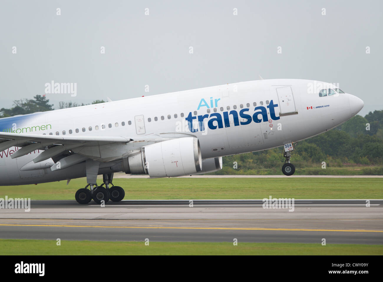 Un Air Transat Airbus A310 decollo dall'Aeroporto Internazionale di Manchester (solo uso editoriale) Foto Stock