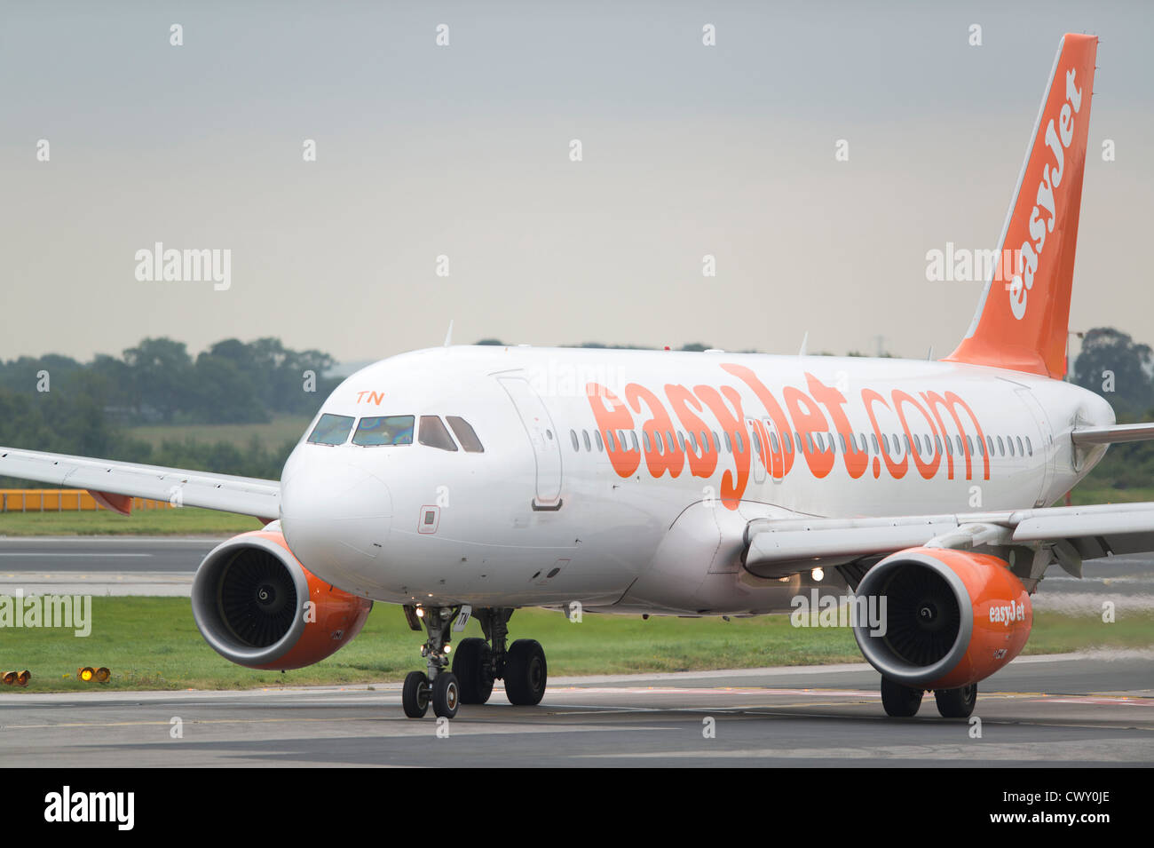 Un EasyJet Airbus A319 di rullaggio sulla pista dell'Aeroporto Internazionale di Manchester (solo uso editoriale) Foto Stock