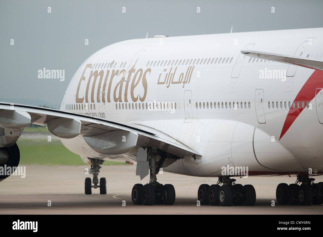 Un Emirates Airbus A380 di rullaggio sulla pista dell'Aeroporto Internazionale di Manchester (solo uso editoriale) Foto Stock