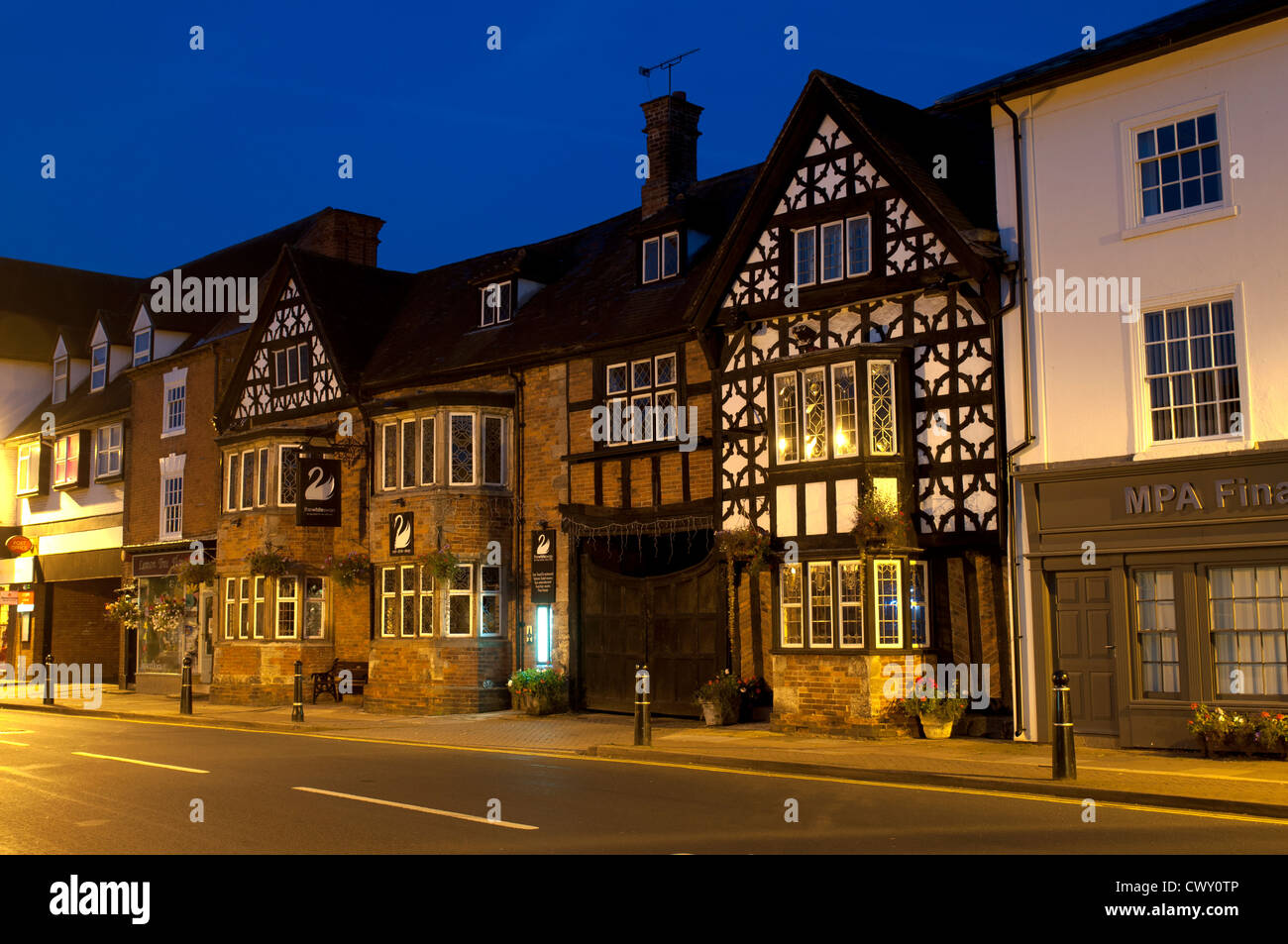 Il White Swan Hotel di notte, Henley in Arden, Warwickshire, Regno Unito Foto Stock