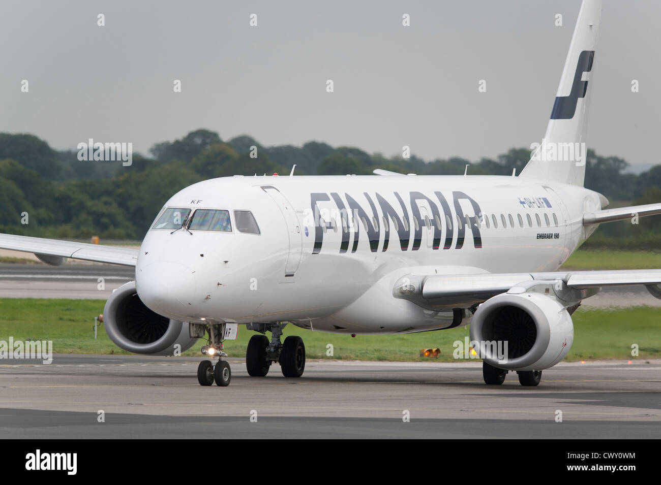 Un Finnair Embraer 190 di rullaggio sulla pista dell'Aeroporto Internazionale di Manchester (solo uso editoriale) Foto Stock