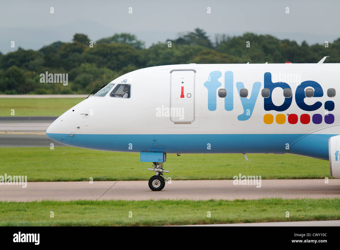 Un Flybe Embraer 190 di rullaggio sulla pista dell'Aeroporto Internazionale di Manchester (solo uso editoriale) Foto Stock