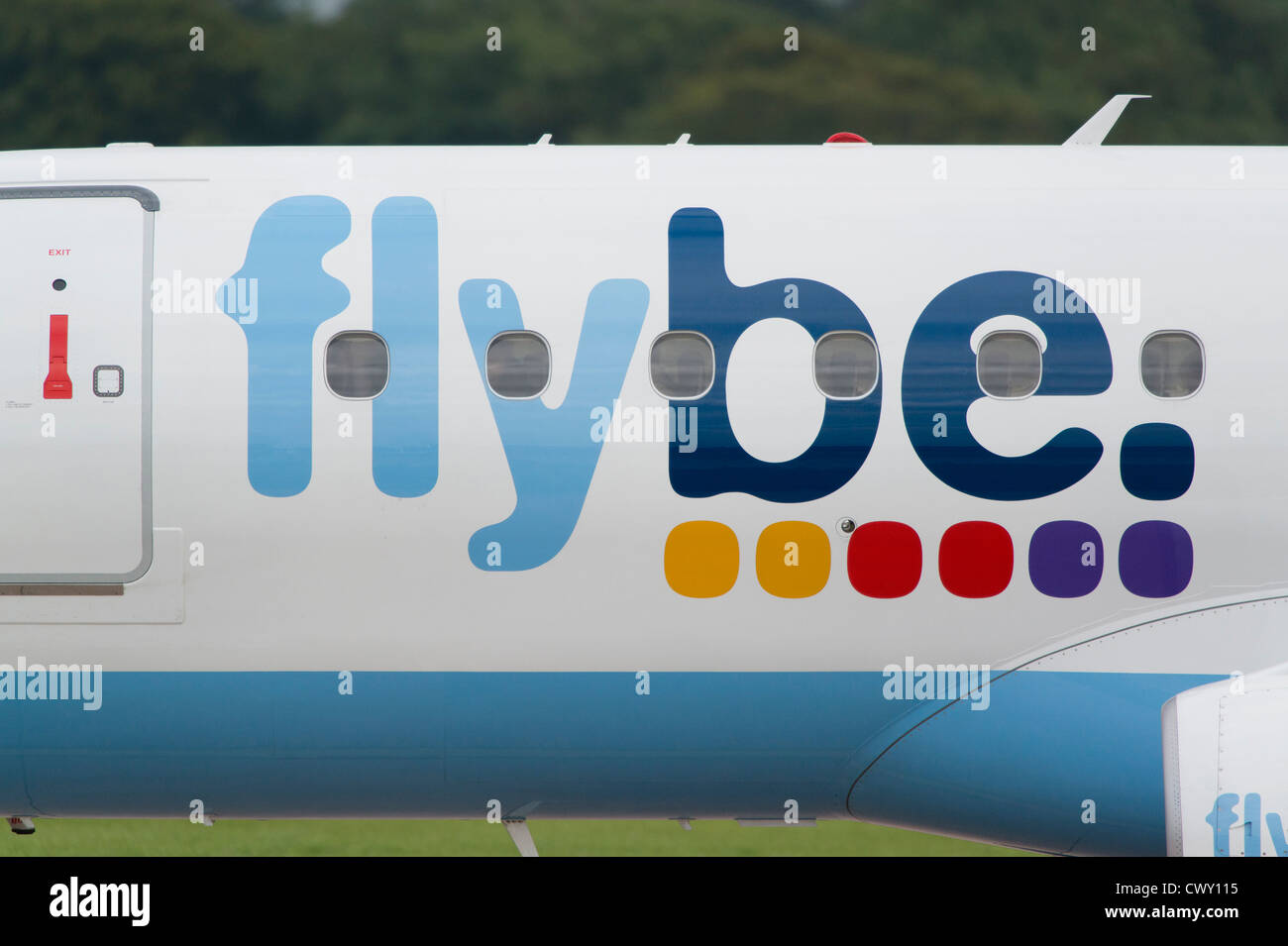 Una chiusura del Flybe logo sulla fusoliera di un velivolo passeggeri (solo uso editoriale) Foto Stock