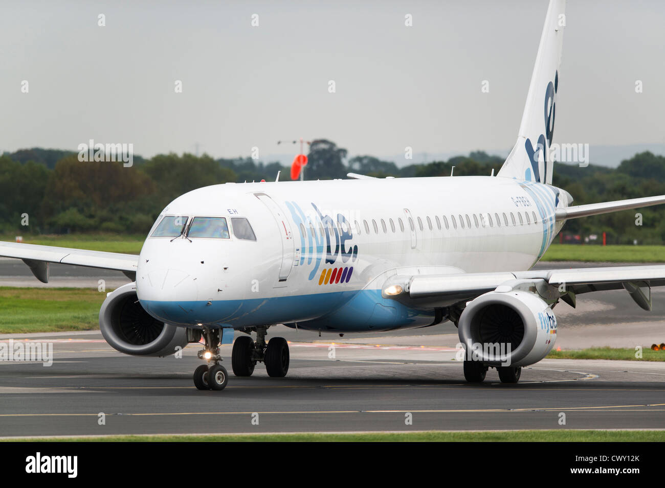 Un Flybe Embraer 190 di rullaggio sulla pista dell'Aeroporto Internazionale di Manchester (solo uso editoriale) Foto Stock