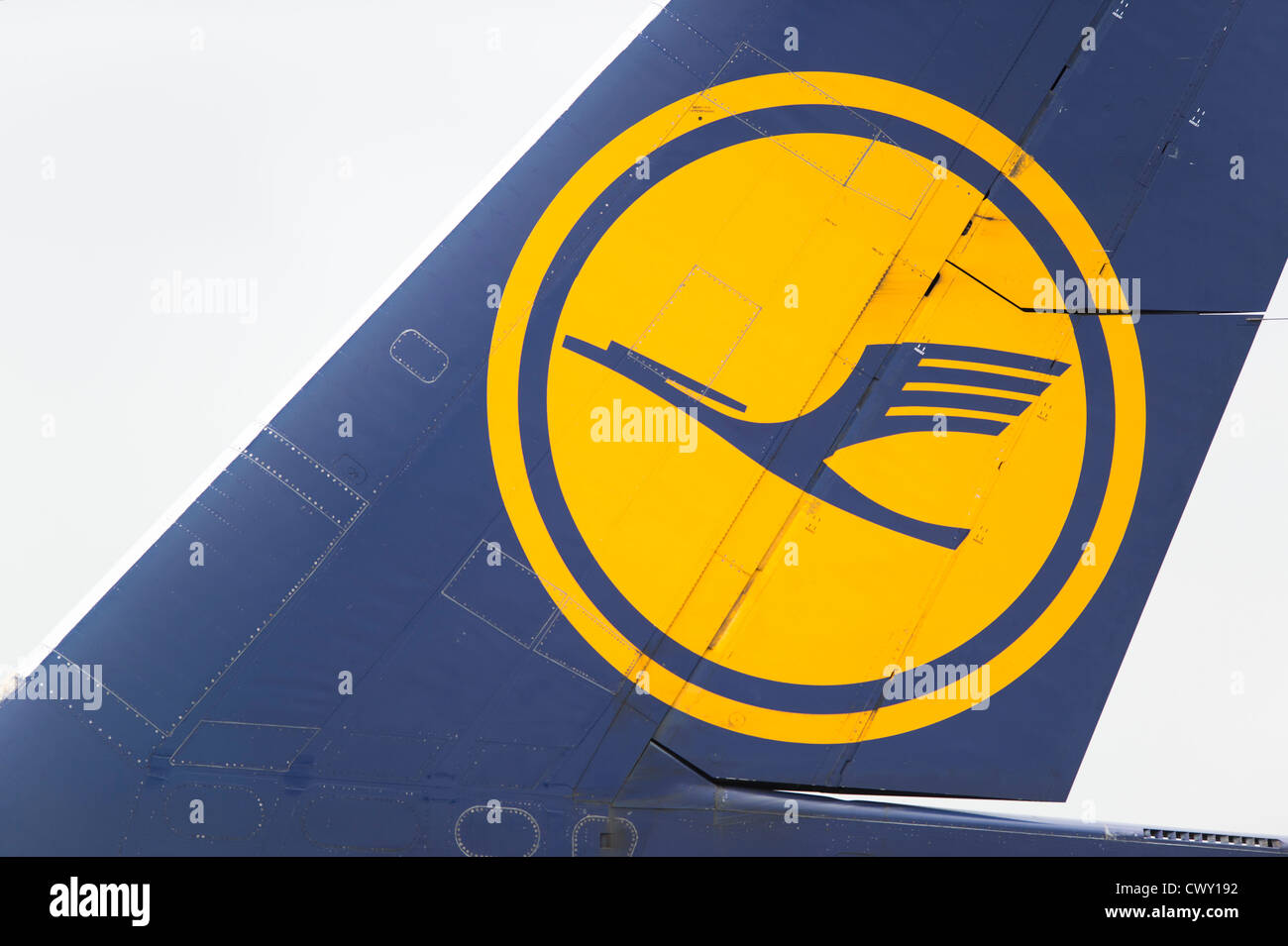 Una chiusura del logo Lufthansa sulla pinna di coda di un passeggero di aeromobili (solo uso editoriale) Foto Stock