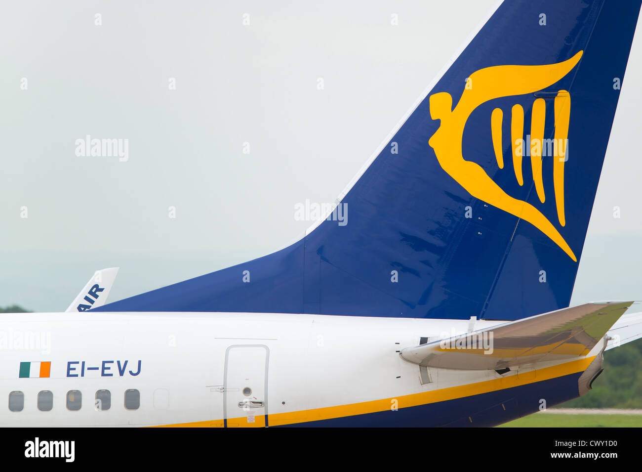 Una chiusura del logo di Ryanair sulla pinna di coda di un passeggero di aeromobili (solo uso editoriale) Foto Stock