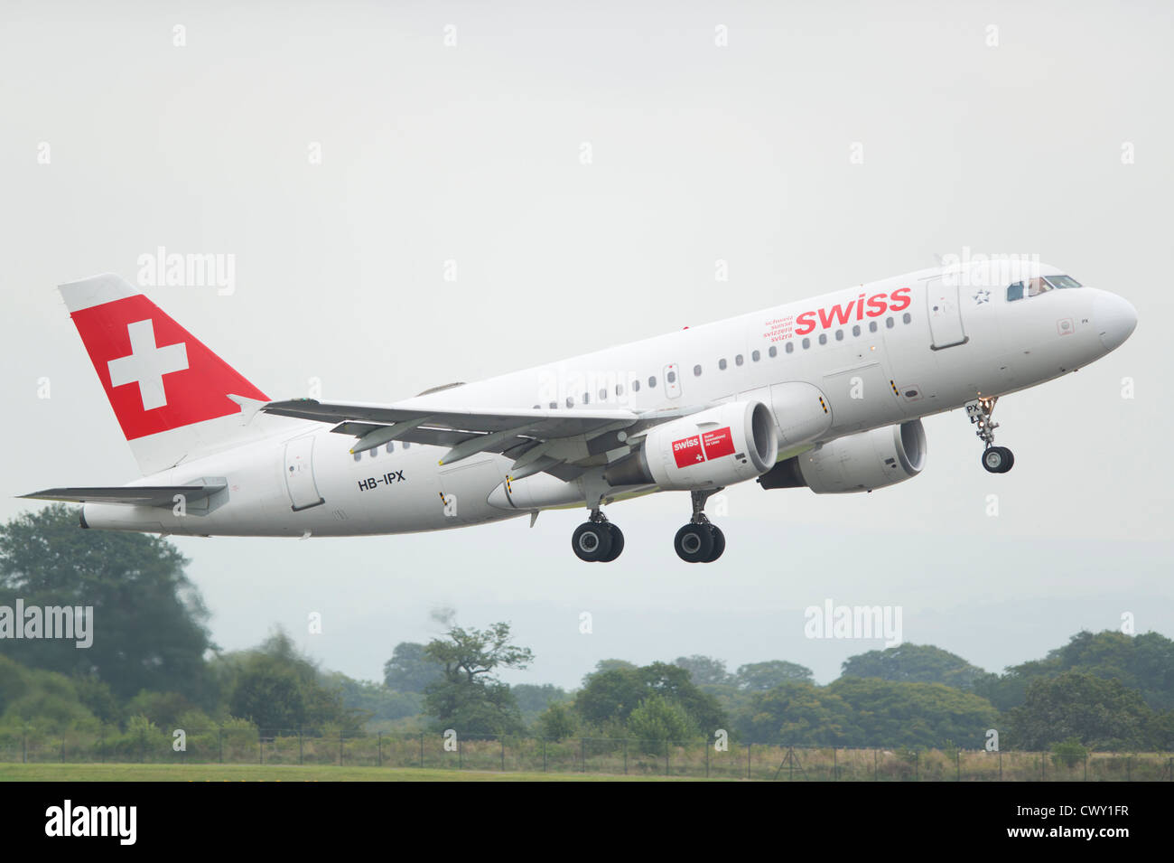 Un Swiss International Airlines Airbus A319 decollo dall'Aeroporto Internazionale di Manchester (solo uso editoriale) Foto Stock