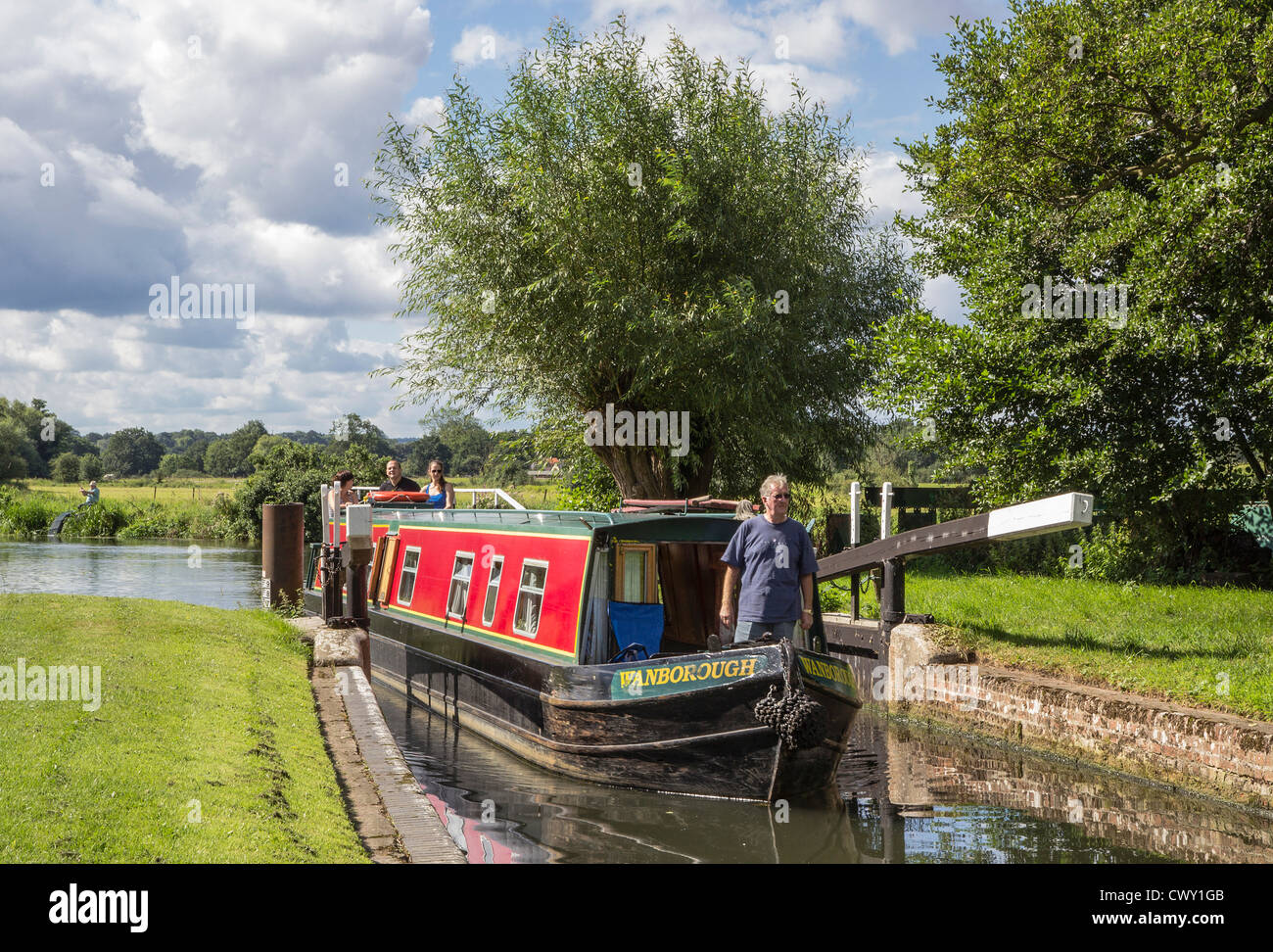 Barge in blocco sul fiume Wey Navigazione a inviare, Surrey, Regno Unito. Europa Foto Stock