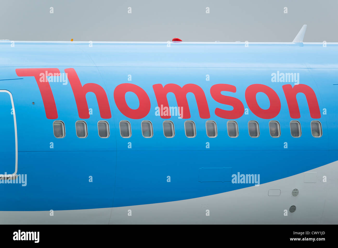 Una chiusura della Thomson Airways logo sulla fusoliera di un velivolo passeggeri (solo uso editoriale) Foto Stock