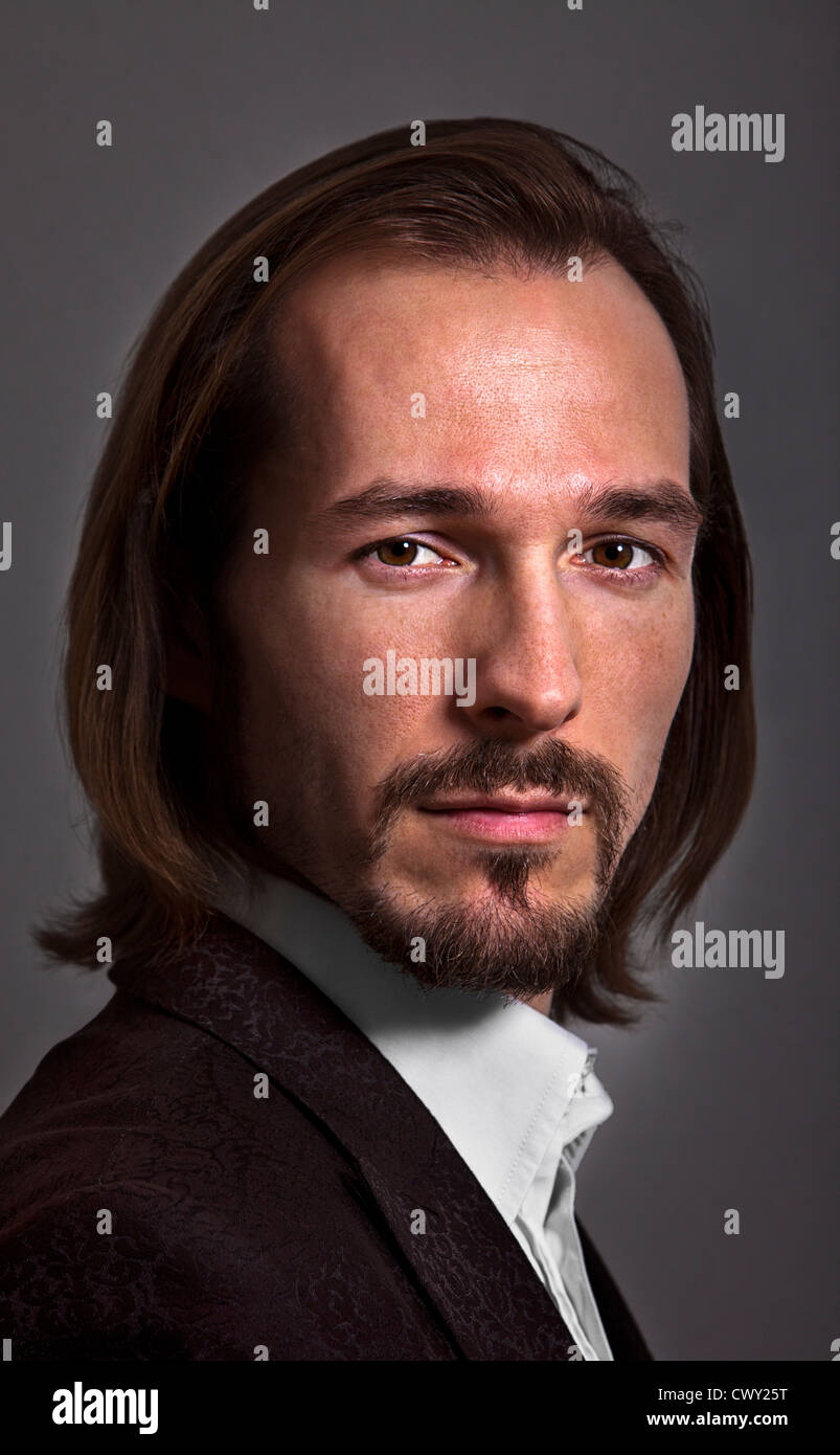 Fiducioso e smart vestito uomo con un tocco di vintage Foto Stock