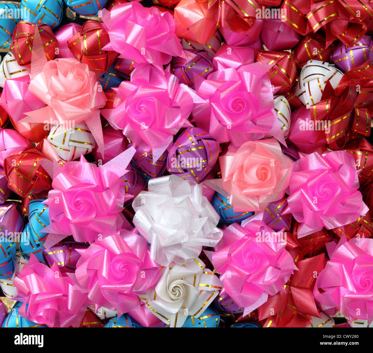 Il colore di sfondo del dono nastri e fiori Foto Stock