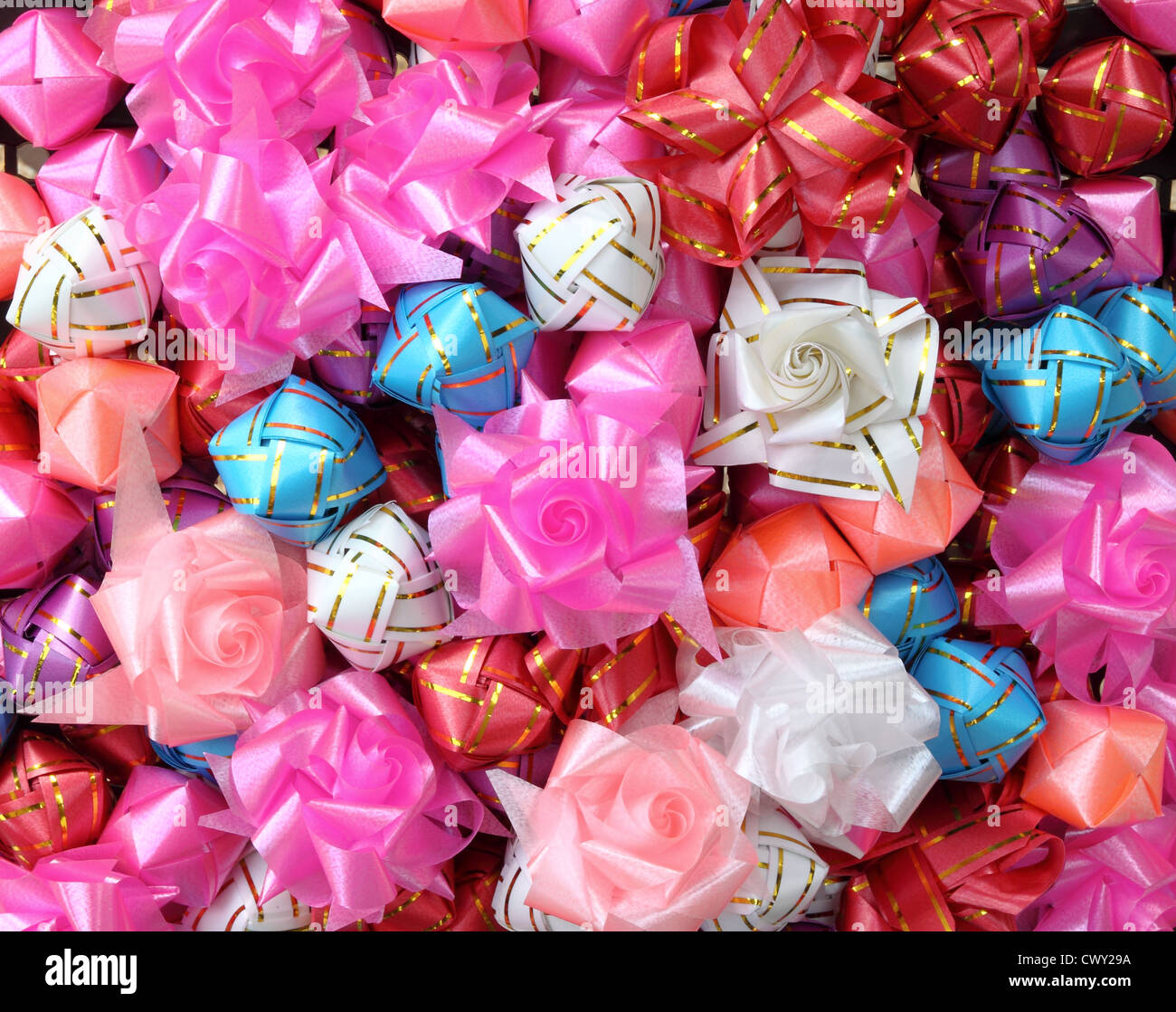Il colore di sfondo del dono nastri e fiori Foto Stock