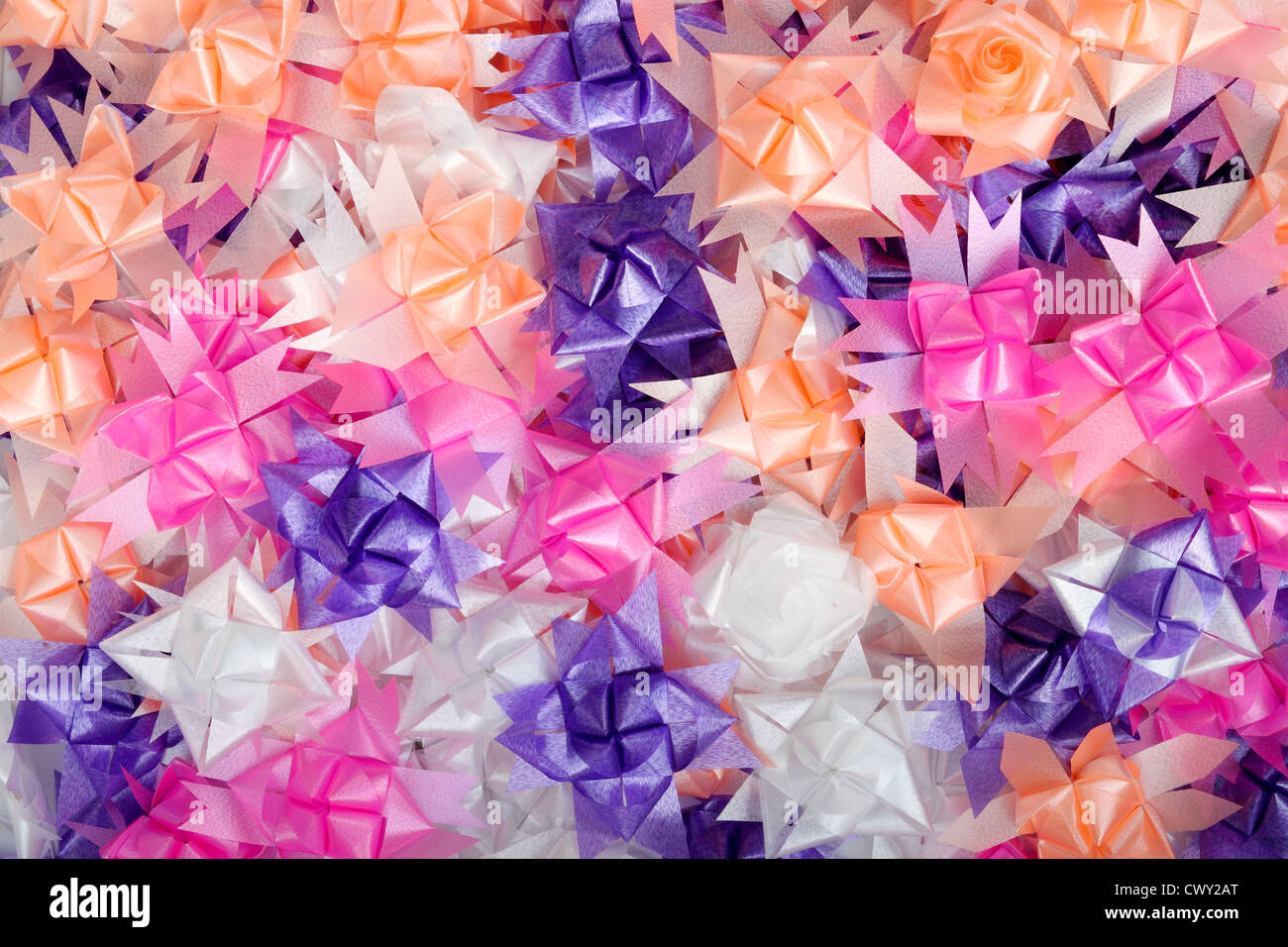 Il colore di sfondo del dono nastri e fiori Foto Stock