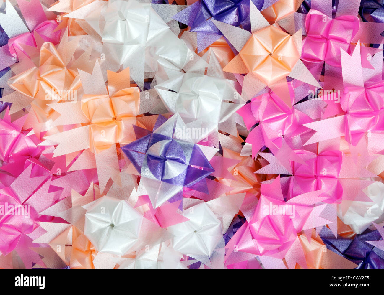 Il colore di sfondo del dono nastri e fiori Foto Stock