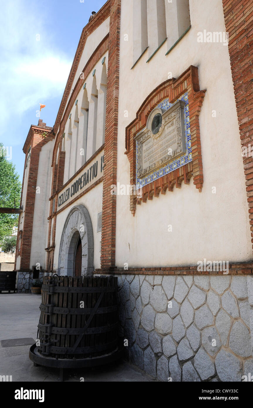 Cantine Cooperative Falset - Marça marchio . Edificio in stile Liberty del 1919. Priorat Tarragona Catalogna Spagna Foto Stock