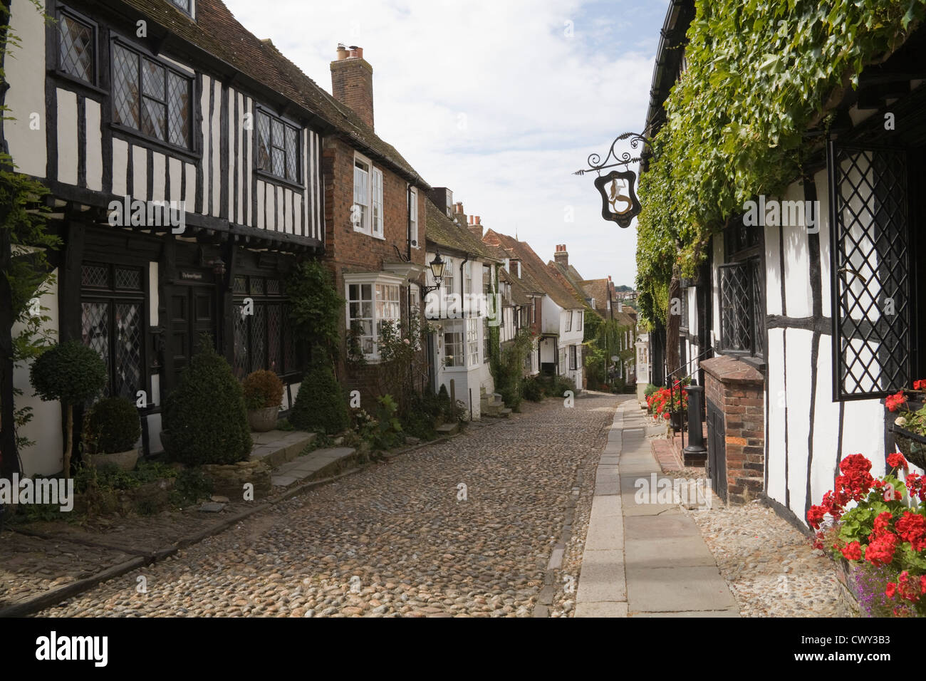 La segala East Sussex England Regno Unito vista giù in acciottolato medievale Mermaid Street con le proprietà del periodo compreso Mermaid Inn costruito 1420 Foto Stock