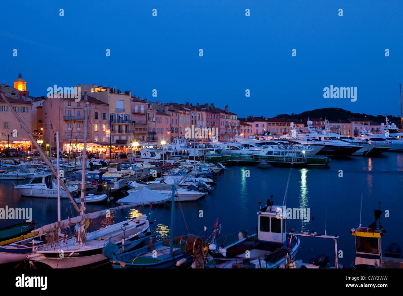 Porto di Saint Tropez al crepuscolo, Costa Azzurra Foto Stock