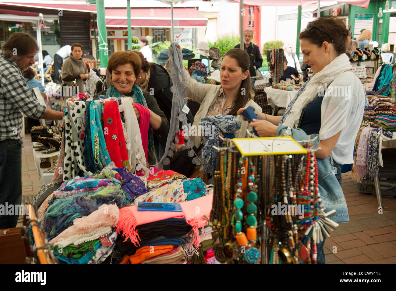 Türkei, Istanbul, Ortaköy, jeden Sonntag findet dort ein Markt statt mit Antiquitäten, Modeschmuck... Foto Stock