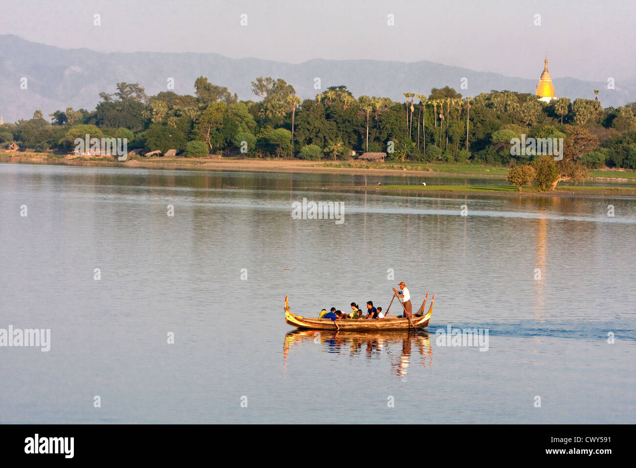 Myanmar Birmania, Mandalay. Lago Taungthaman. Famiglia birmano godendo di un pomeriggio sul lago. Foto Stock