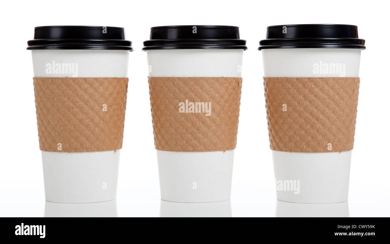 Una fila di bianco tazze di caffè con i manicotti e i coperchi in nero su sfondo bianco Foto Stock