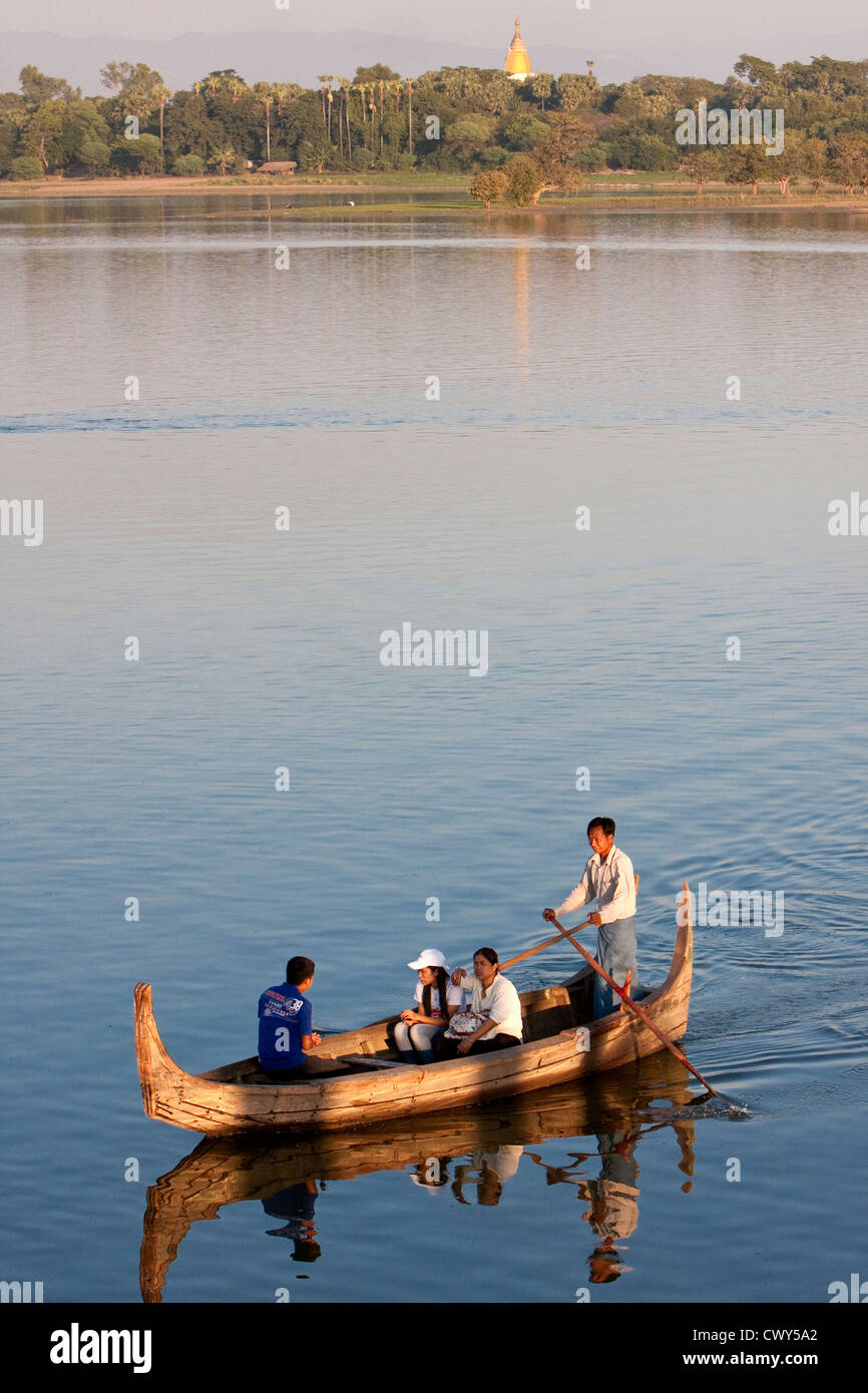 Myanmar Birmania, Mandalay. Lago Taungthaman. Due donne birmane godendo di un pomeriggio sul lago. Foto Stock