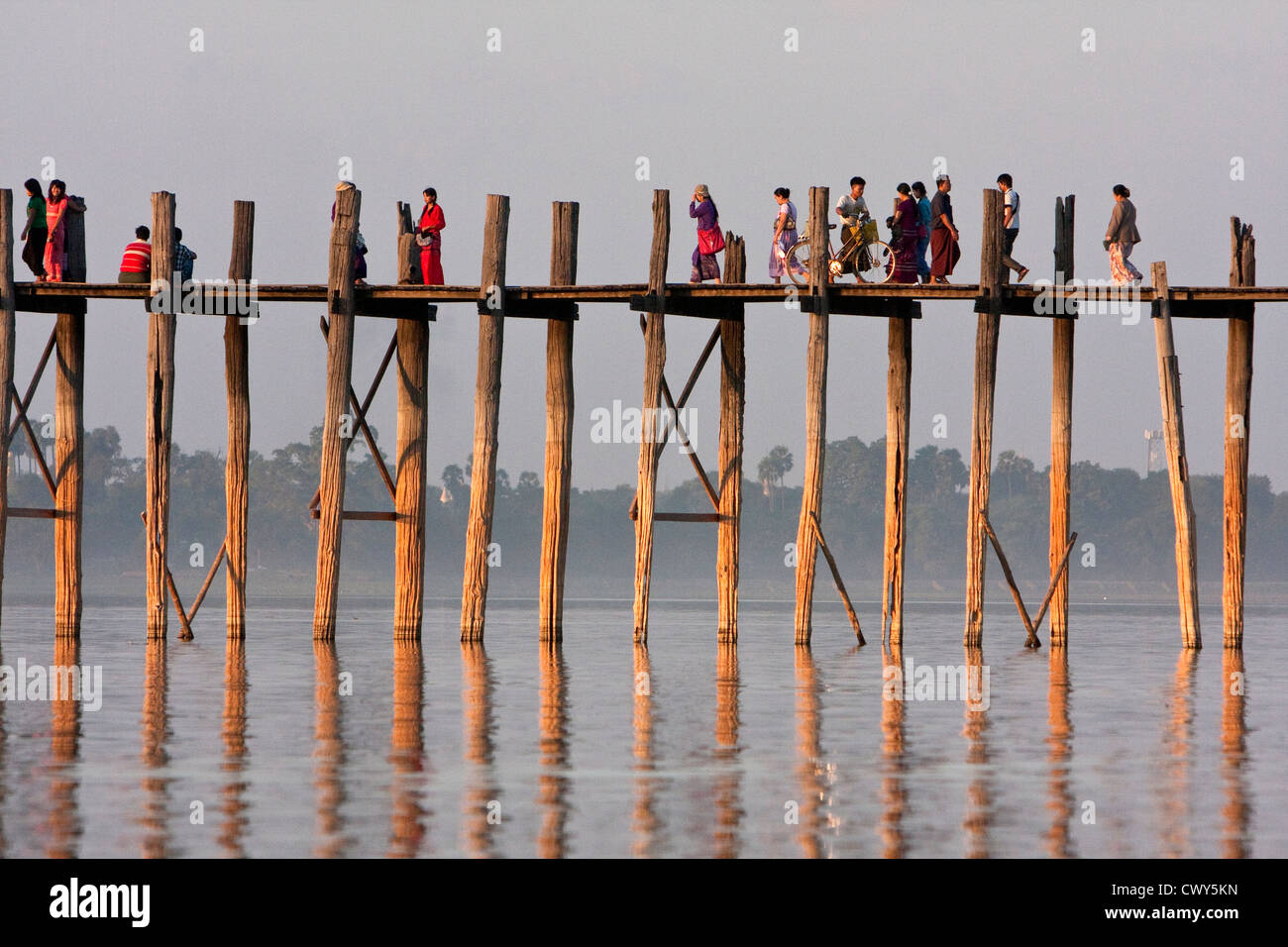 Myanmar Birmania, Mandalay Amarapura. A piedi birmano Home su U Bein ponte alla fine della giornata. Foto Stock