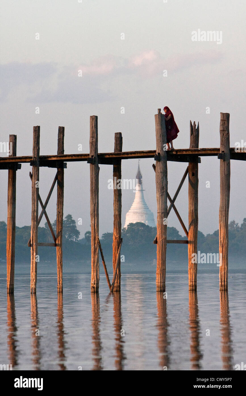 Myanmar Birmania, Mandalay Amarapura. I monaci birmani Walking Home su U Bein ponte alla fine della giornata. Foto Stock