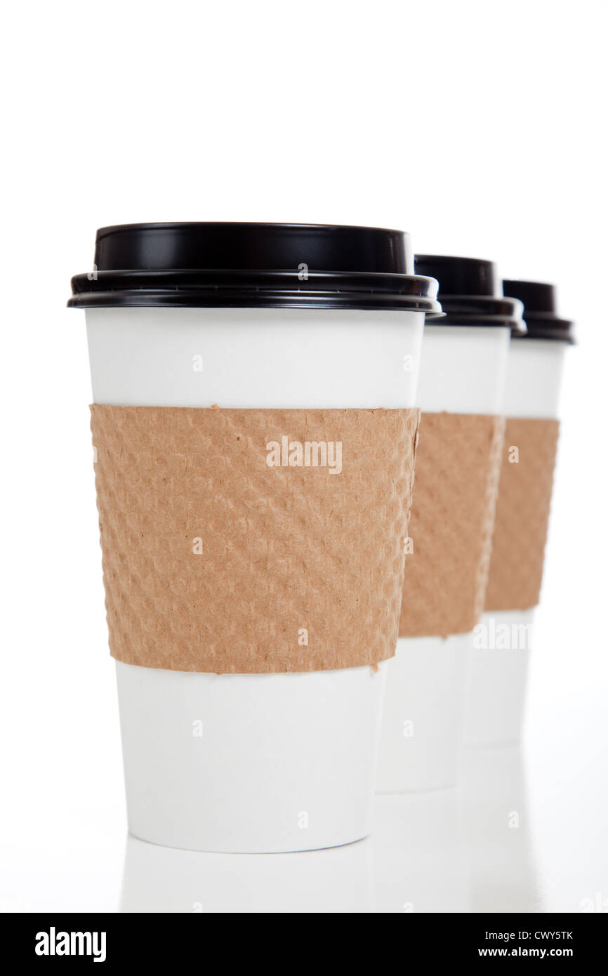 Una fila di bianco tazze di caffè con i manicotti e i coperchi in nero su sfondo bianco Foto Stock