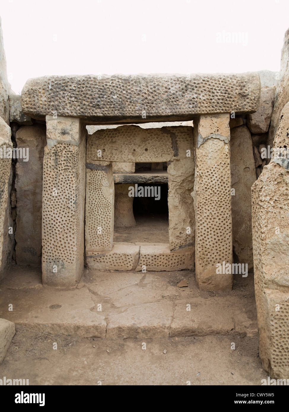 Ingresso mostra decorate snocciolate muratura in pietra a Mnajdra templi vicino a Hagar Qim, Qrendi, isola di Malta Foto Stock