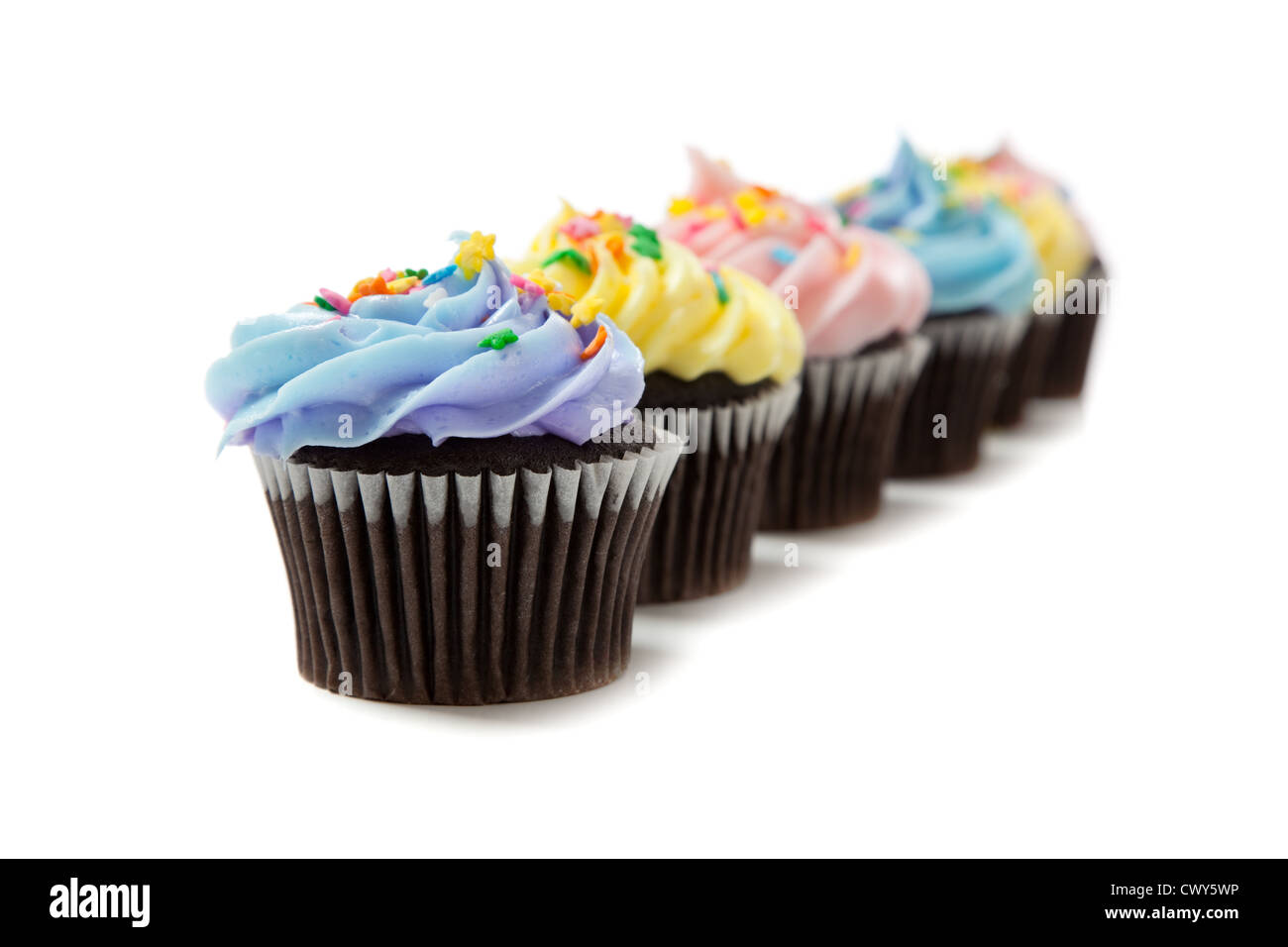 Una fila di leggermente colorato tortini di cioccolato su uno sfondo bianco Foto Stock