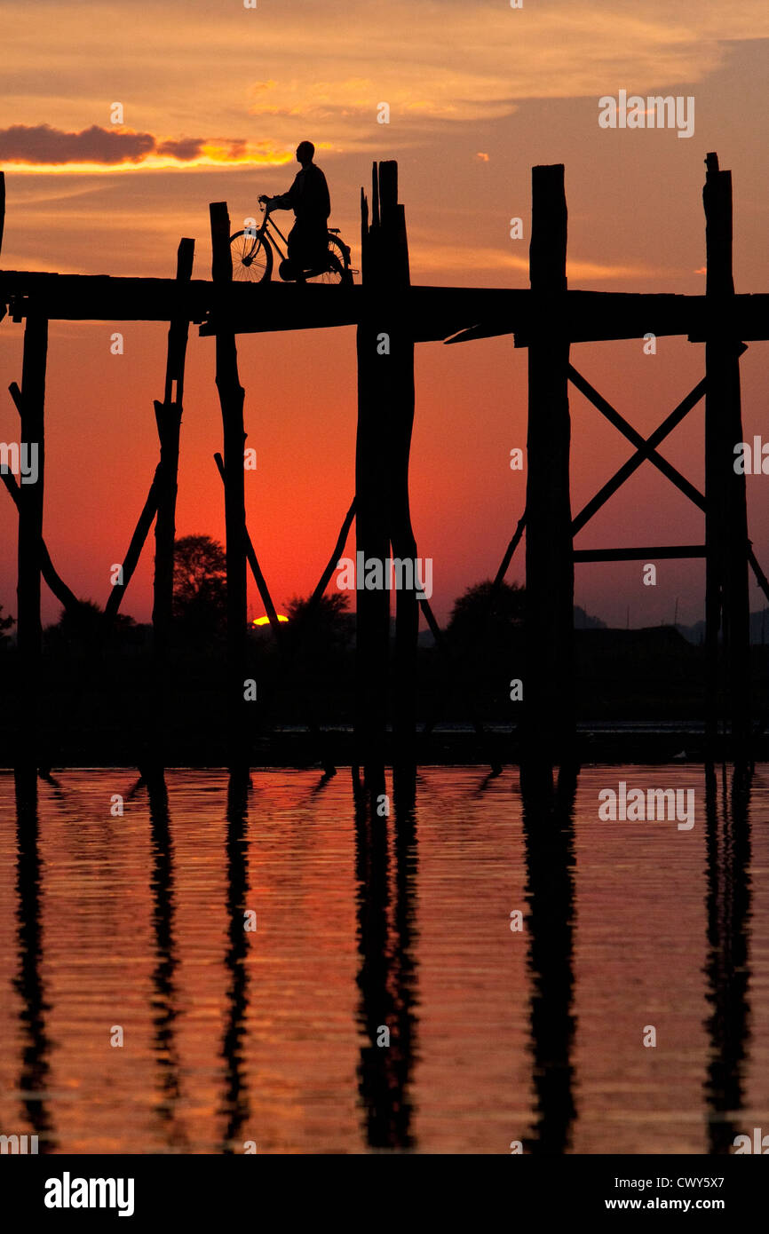 Myanmar Birmania, Mandalay Amarapura. I monaci birmani Walking Home su U Bein ponte alla fine della giornata. Foto Stock
