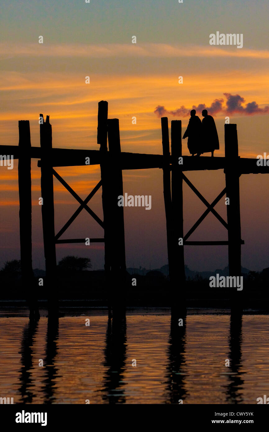 Myanmar Birmania, Mandalay Amarapura. I monaci birmani Walking Home su U Bein ponte alla fine della giornata. Foto Stock