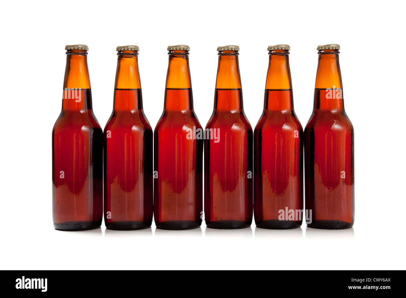 Una fila di marrone a bottiglie di birra su sfondo bianco Foto Stock