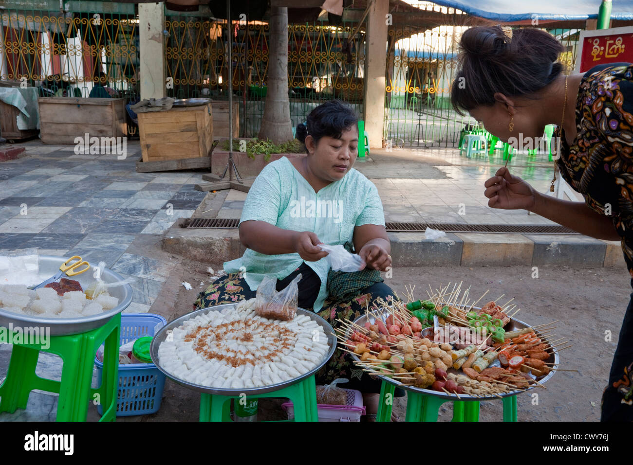 Myanmar Birmania. Cibo spuntini per la vendita al di fuori del tempio Mahamuni. Foto Stock