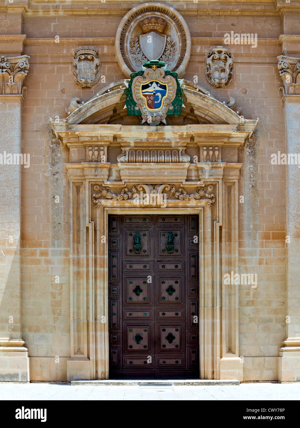 Mdina, porta centrale della cattedrale di St Paul, centrale di Malta, Mare Mediterraneo. Foto Stock