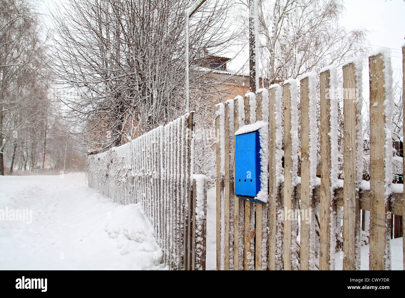 Cassetta postale di blu sulla recinzione di legno Foto Stock