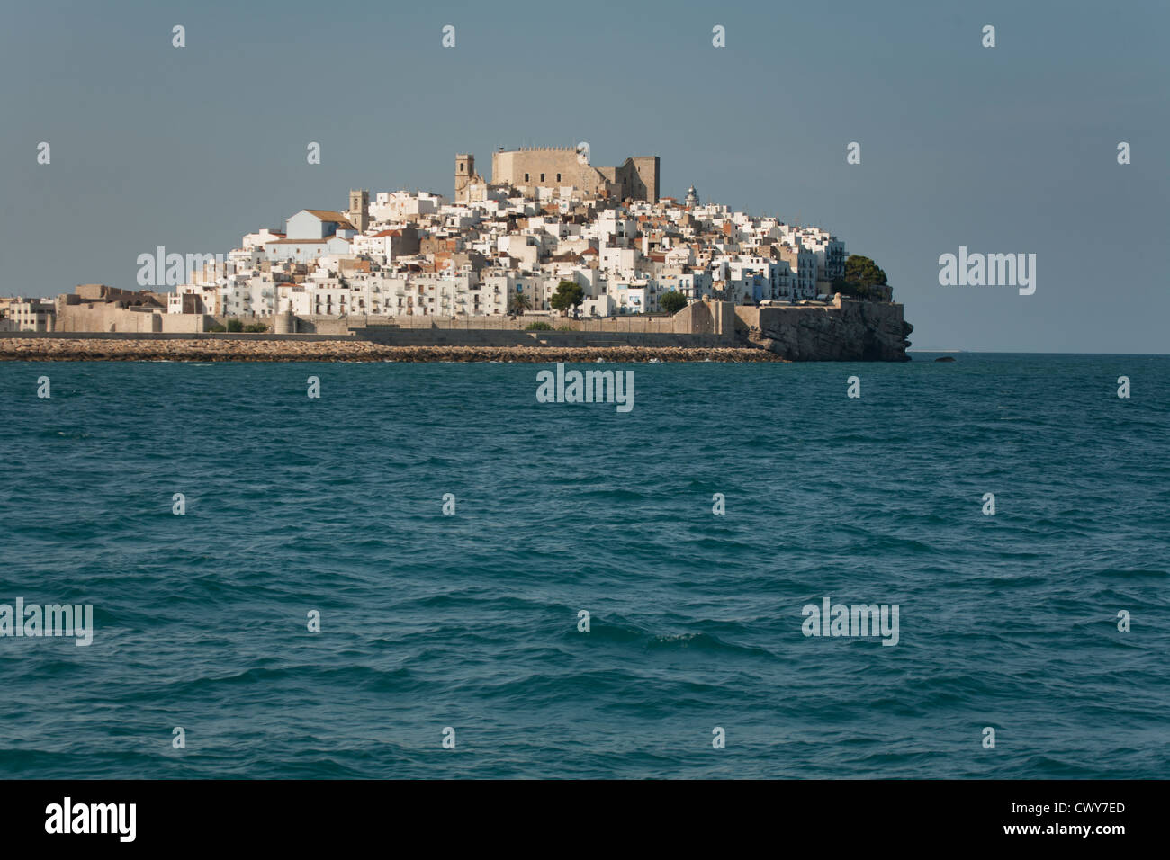 Vista di Peñiscola e il suo castello dal mare. Castellon, Comunitat Valenciana, Spagna Foto Stock