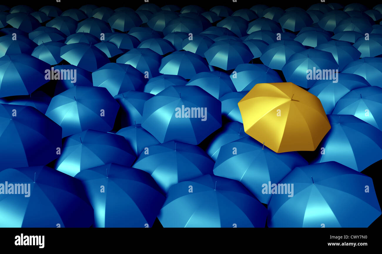 Il pensiero individuale business simbolo con un grande gruppo di ombrelloni blu e in piedi fuori dalla folla come un fiducioso Ombrello giallo come icone di protezione e sicurezza finanziaria. Foto Stock