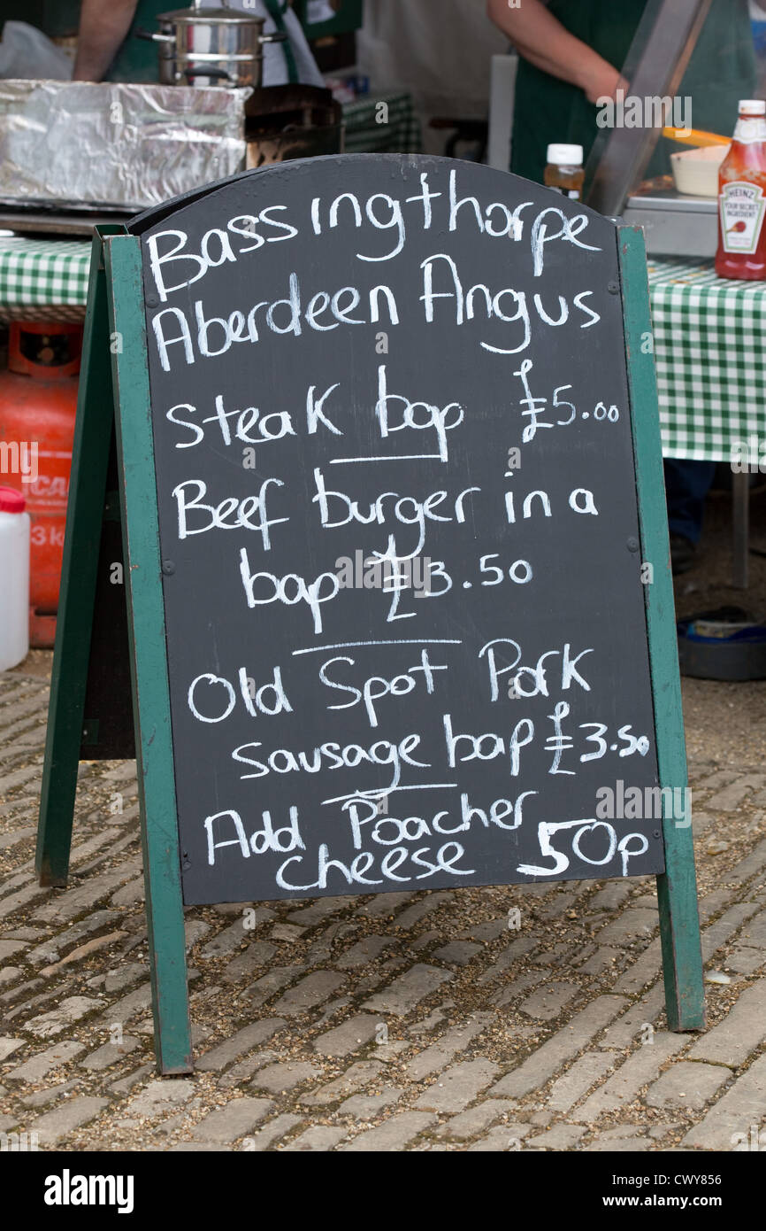 Segno in un mercato degli agricoltori pubblicità Aberdeen Angus e vecchio spot carne di maiale Foto Stock