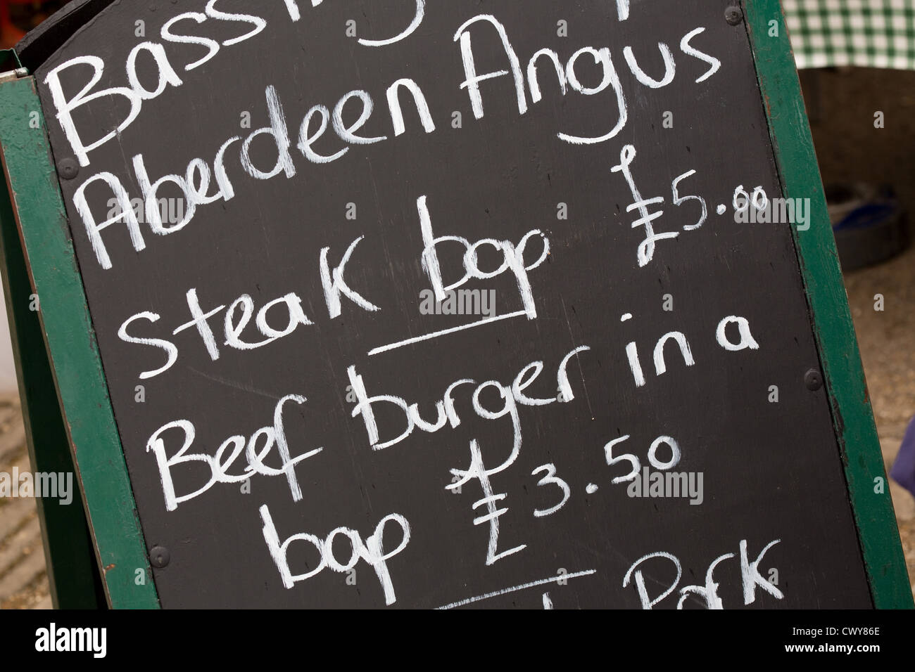 Segno in un mercato degli agricoltori pubblicità Aberdeen Angus Steak Bap e hamburger di manzo Foto Stock