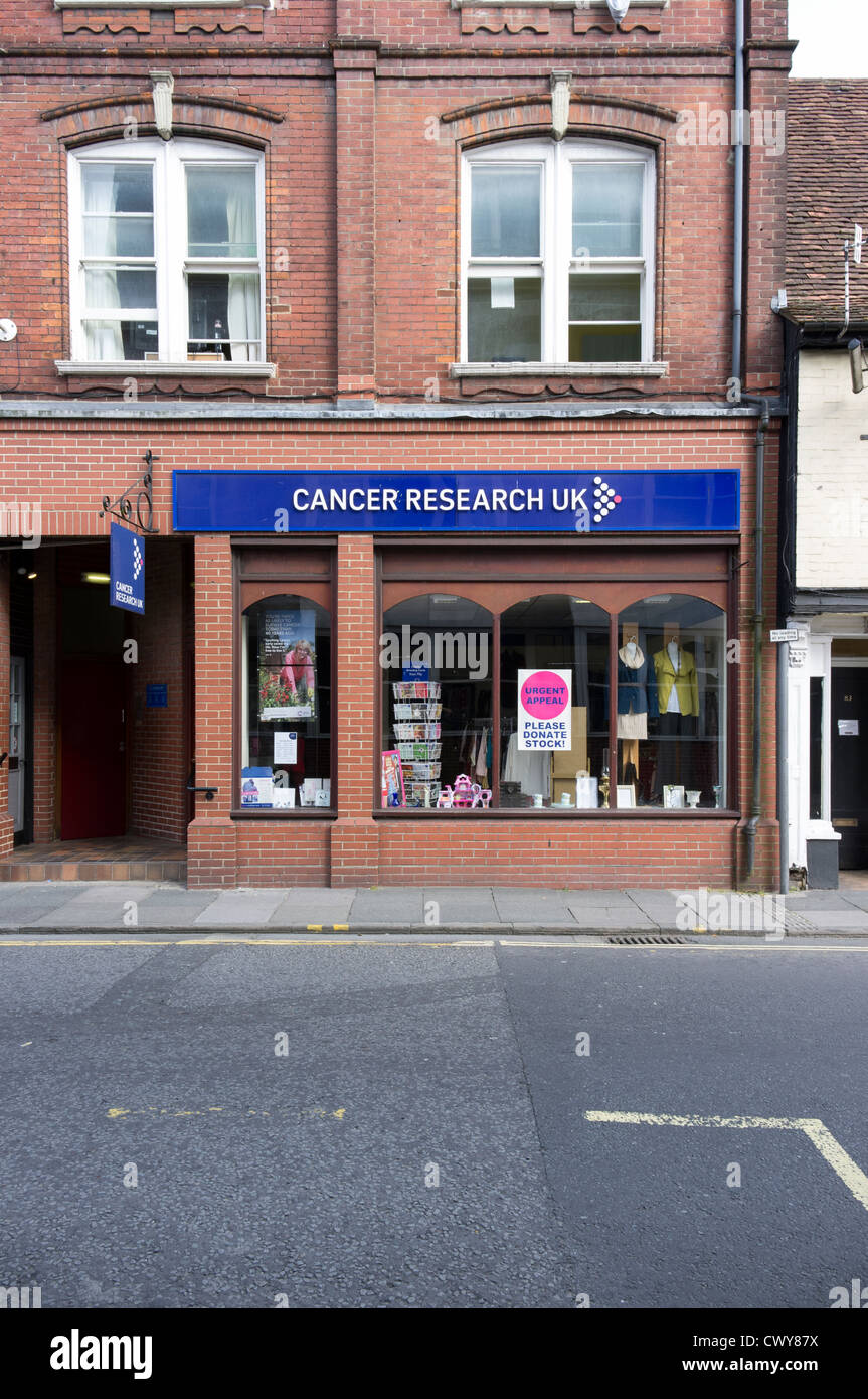 La ricerca sul cancro carità shop con poster attraente per le donazioni di stock per vendere Foto Stock