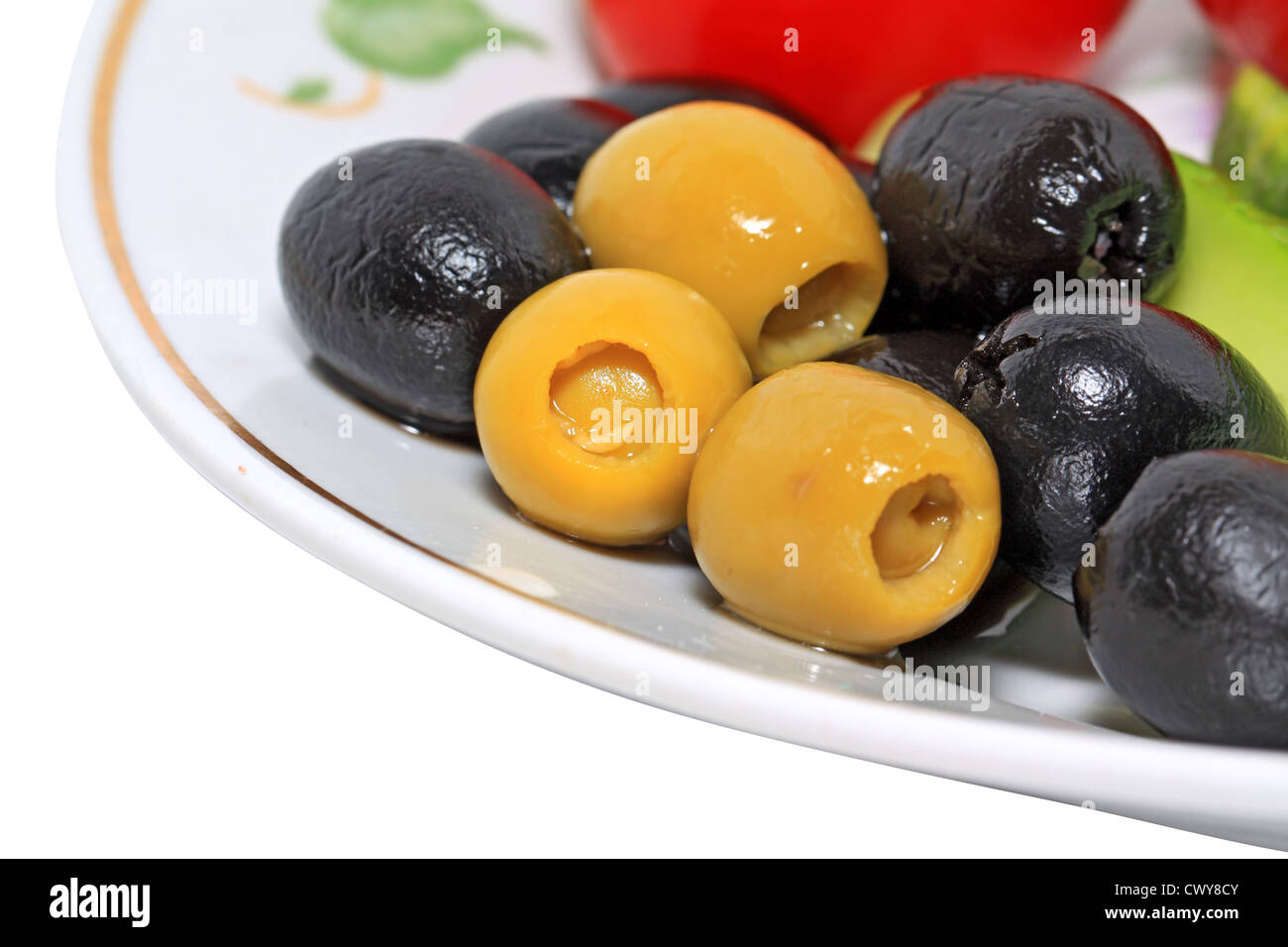 Le olive in una piastra di colore blu su sfondo bianco Foto Stock