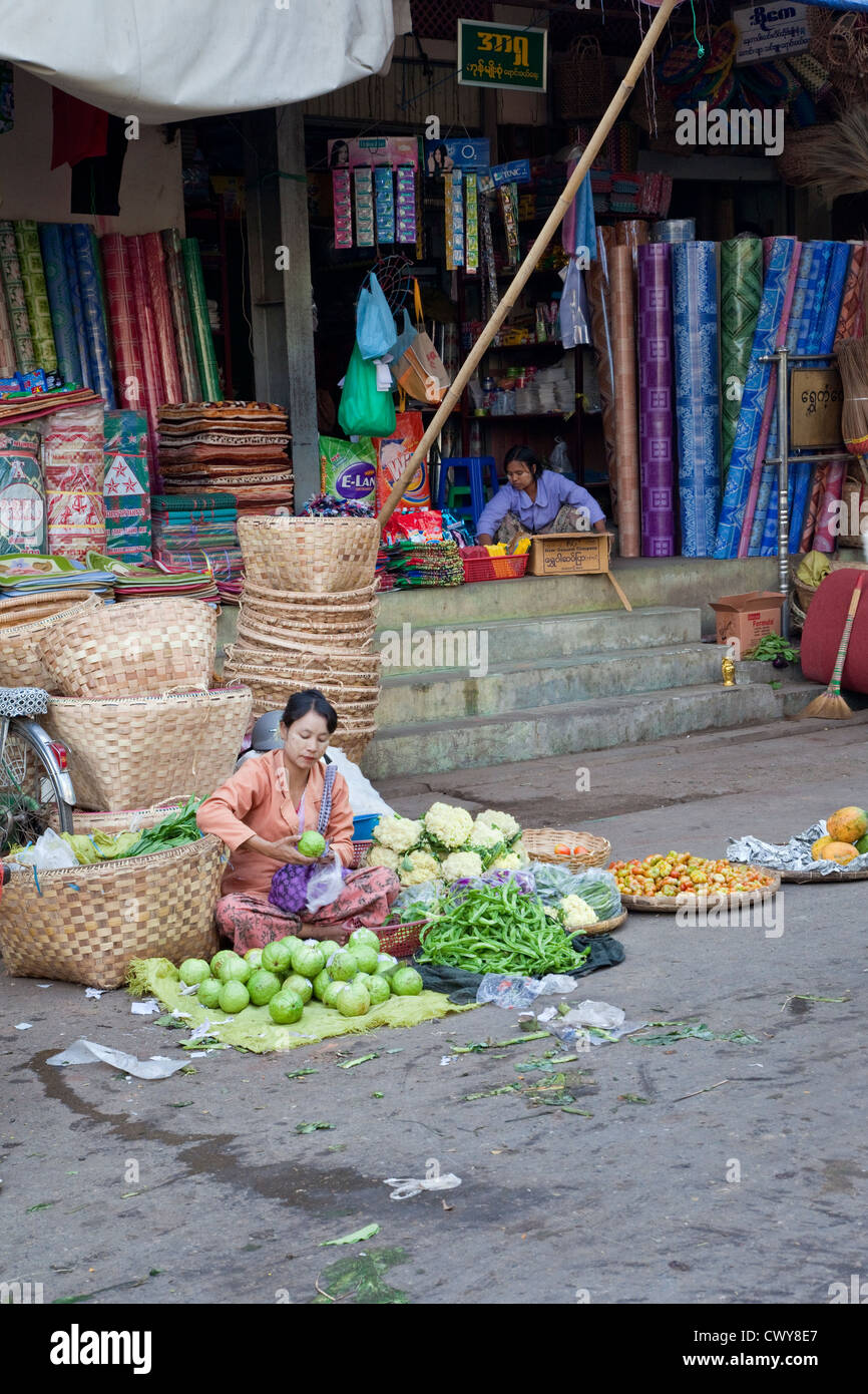 Myanmar Birmania. Mandalay Scena di strada. Ortaggi per la vendita su strada. Foto Stock