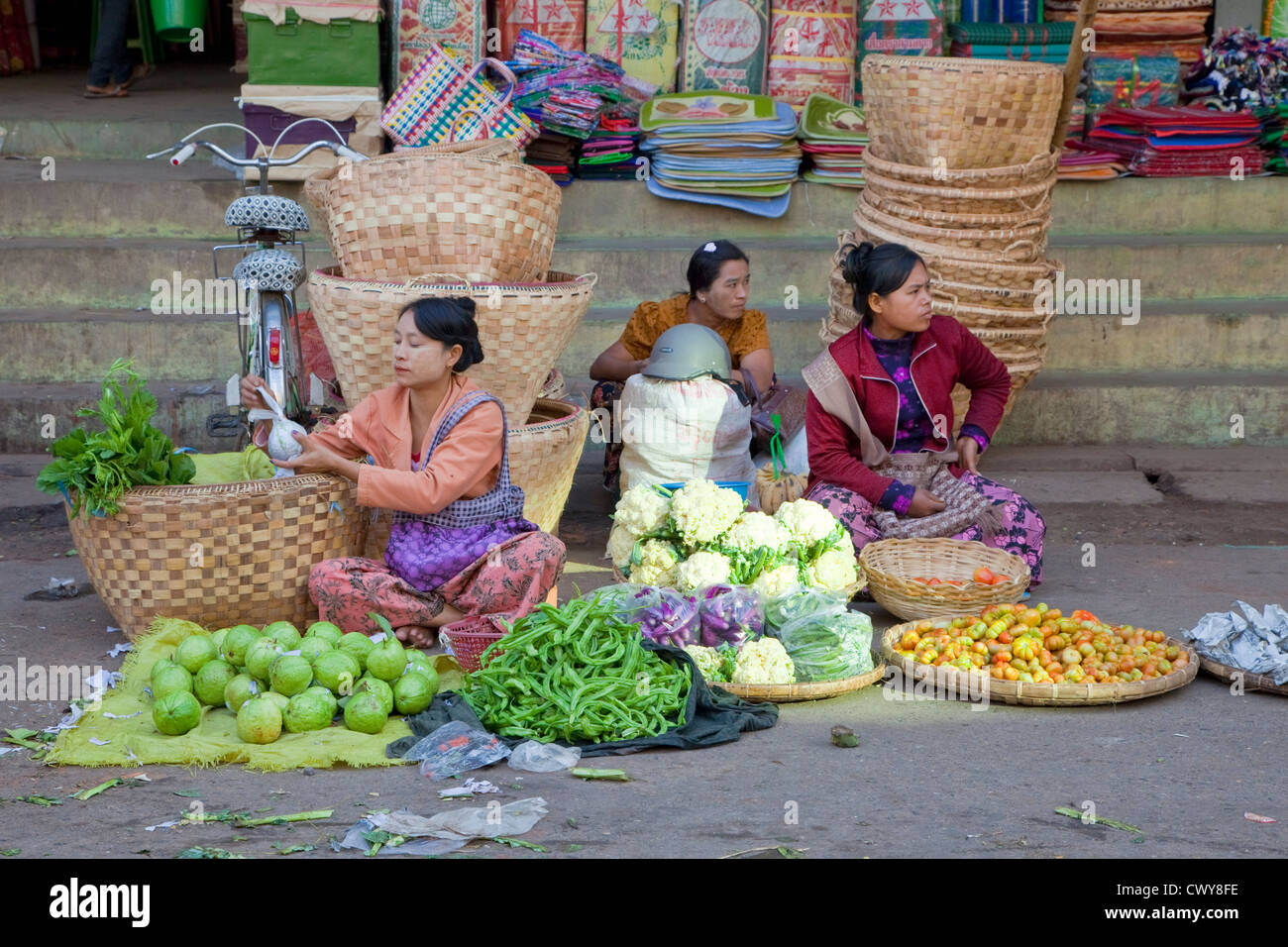 Myanmar Birmania, Mandalay. Le donne la vendita di verdura in strada. Foto Stock