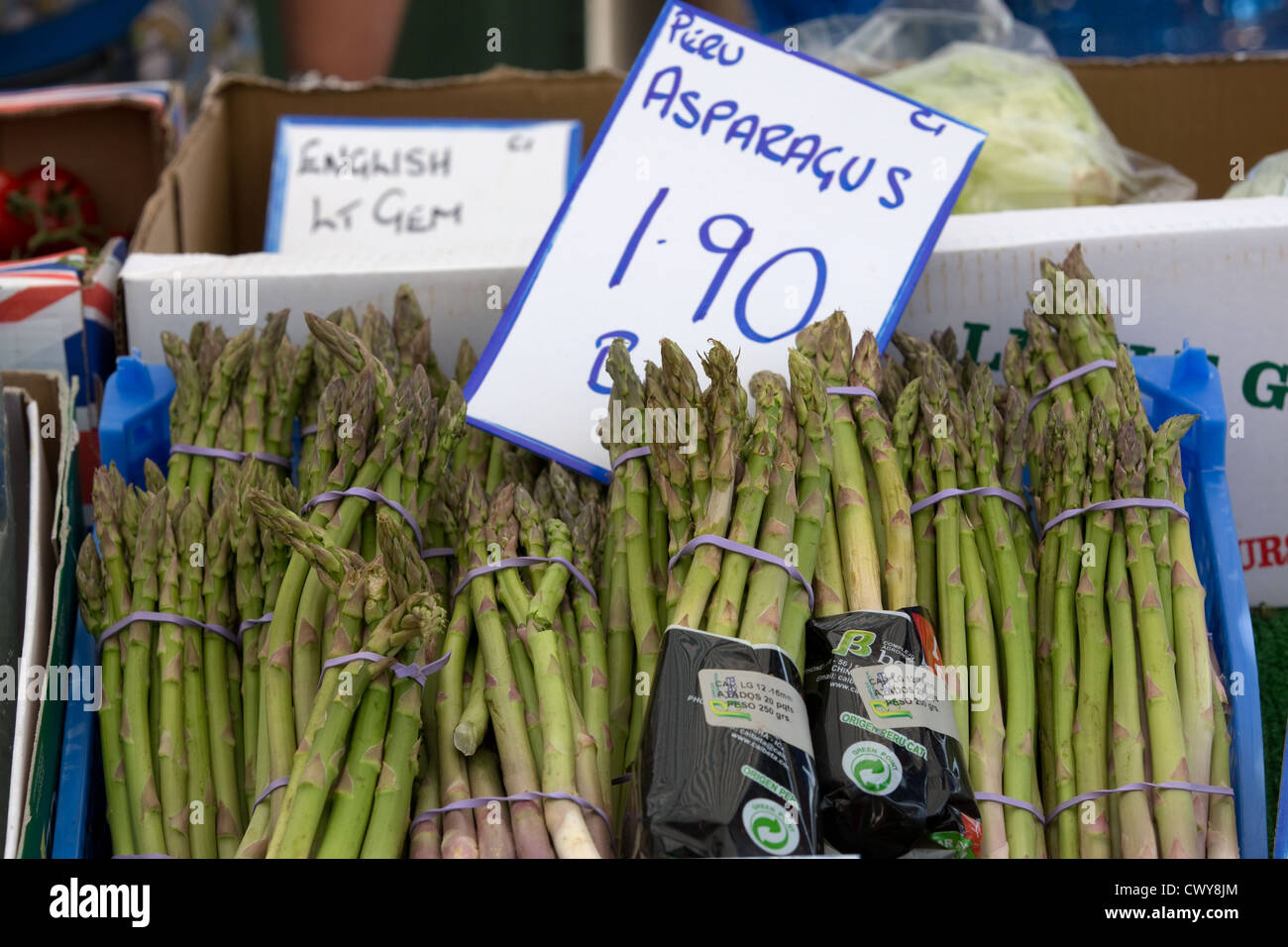 Gli asparagi per la vendita su un mercato in stallo Foto Stock