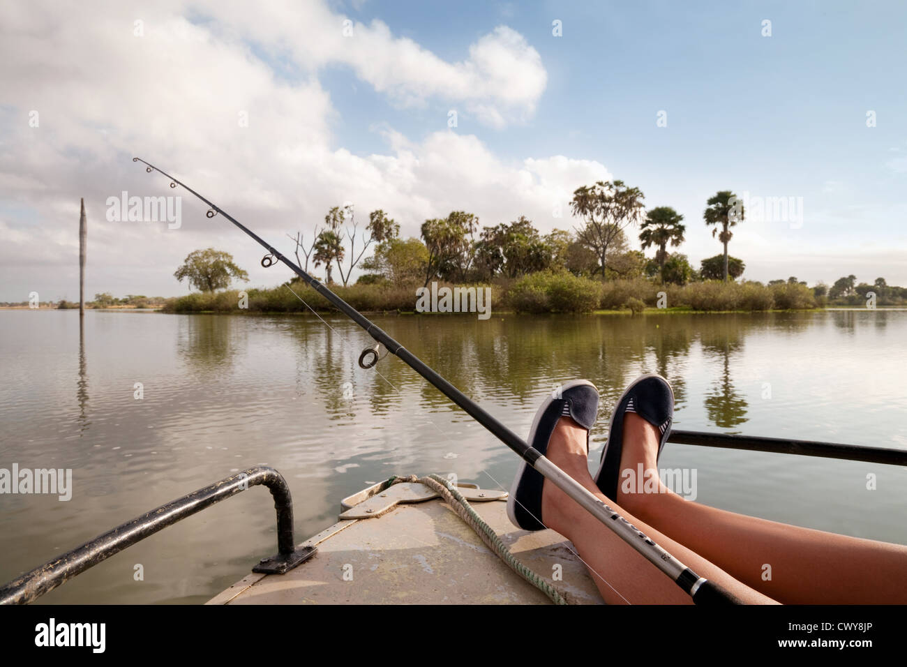 I turisti la pesca su una barca vacanza safari, Lago Manze, Riserva Selous Tanzania Africa Foto Stock