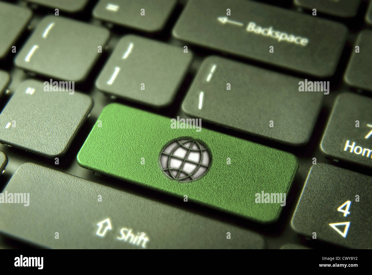 Global go green key con terra icona sulla tastiera del notebook. Incluso percorso di clipping, così puoi modificare facilmente. Foto Stock