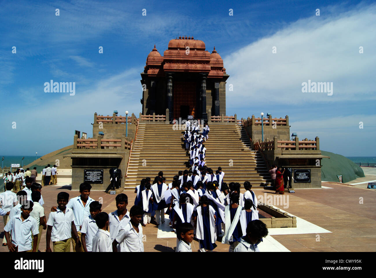 Molti dei bambini in età scolare visitando Vivekananda Rock monumento commemorativo in Kanyakumari Cape Comorin isole in Tamil Nadu in India Foto Stock