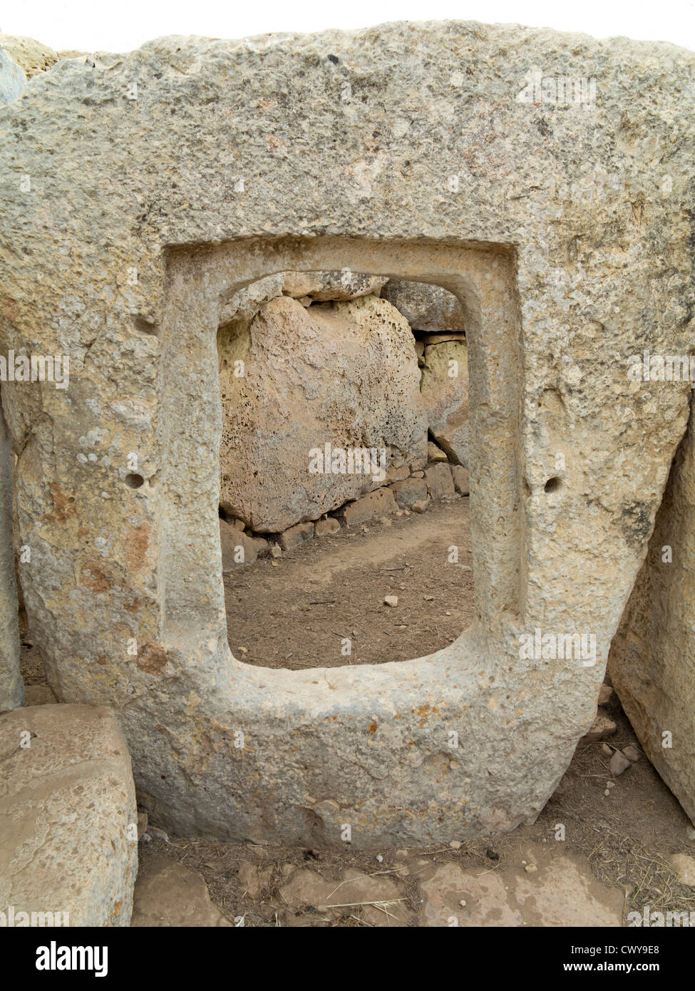 Oblò porta scolpita da un unico civiltà megalitica a Hagar Qim templi, Qrendi, isola di Malta, Mediterranea Foto Stock