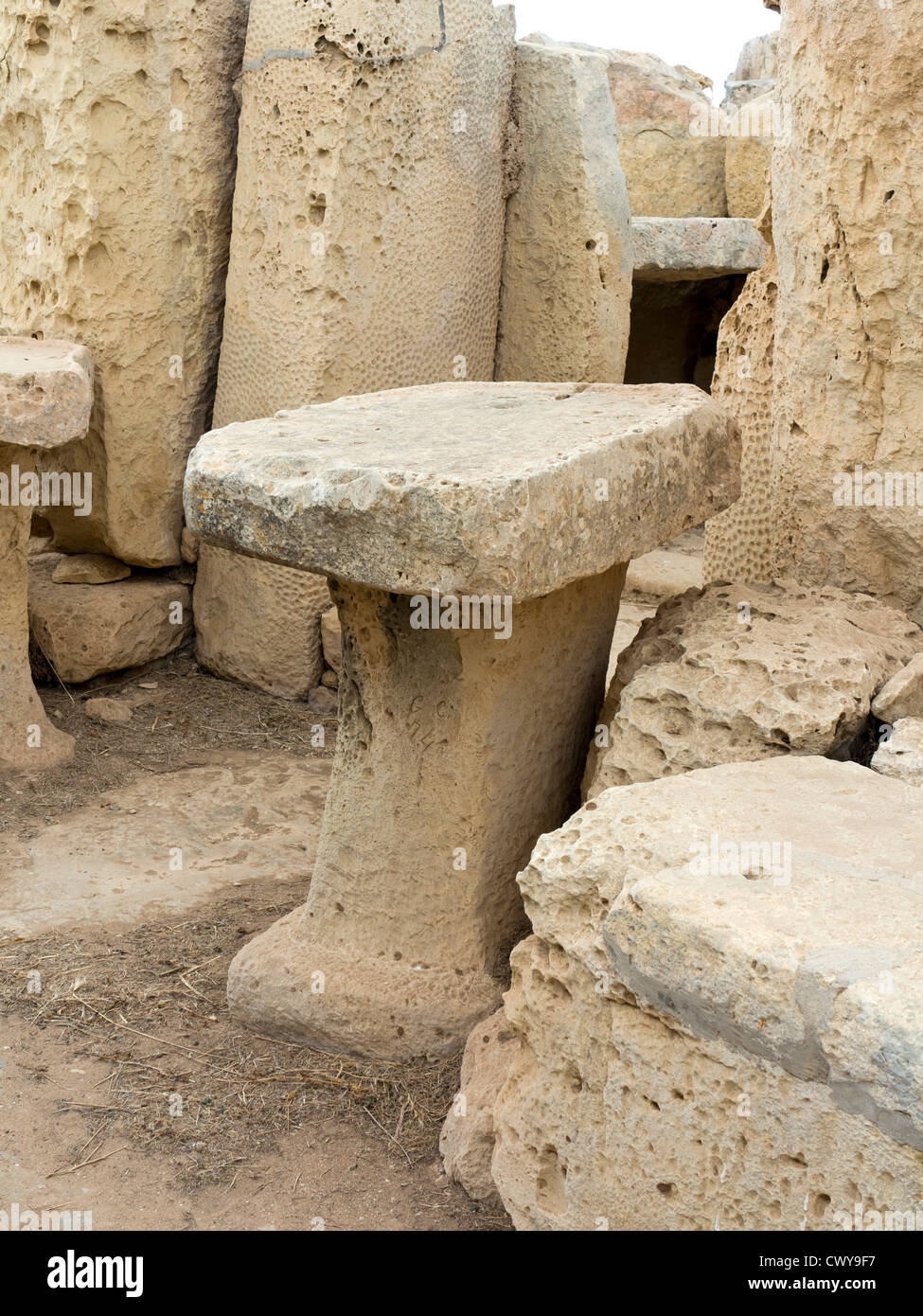 A forma di fungo altare a Hagar Qim templi, Qrendi, isola di Malta, Mediterranea Foto Stock